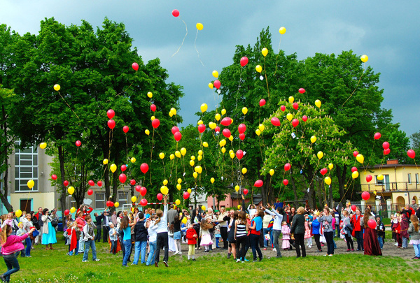 Blisko 200 balonów wypuścili wczoraj w powietrze uczniowie Szkoły Podstawowej nr 125 im. Janusza Korczaka.