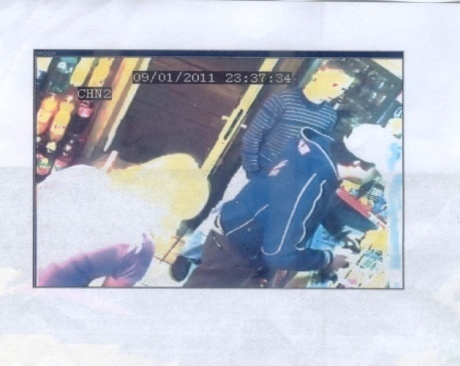 Policja poszukuje czwartego uczestnika rozboju na ul. Milionowej widocznego na zdjęciu z kamer monitoringu.