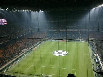 Tak prezentuje się stadion w Mediolanie tuż przed meczem