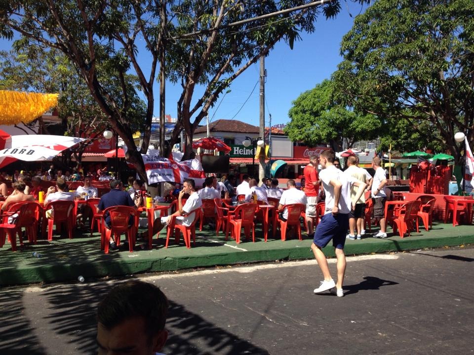 Angielscy kibice w Manaus przed meczem z Włochami, który rozpocznie się o godz. 18:00 lokalnego czasu