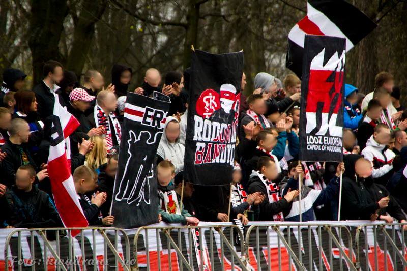 Kibice Łódzkiego Klubu Sportowego podczas wyjazdowego meczu z Pogonią Zduńska Wola.