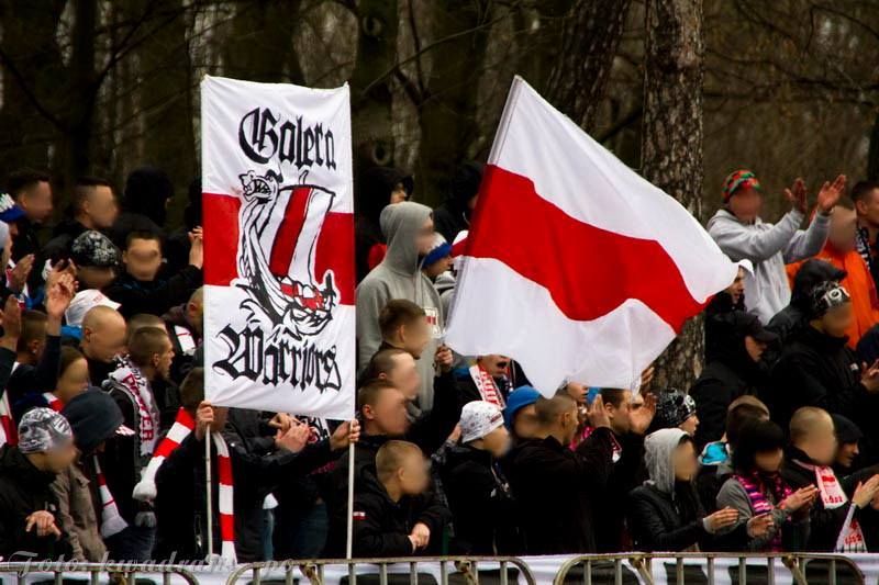 Kibice Łódzkiego Klubu Sportowego podczas wyjazdowego meczu z Pogonią Zduńska Wola.