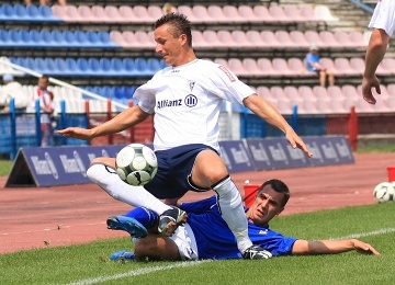 Tomasz Hajto twardo walczył na piłkarskim boisku.