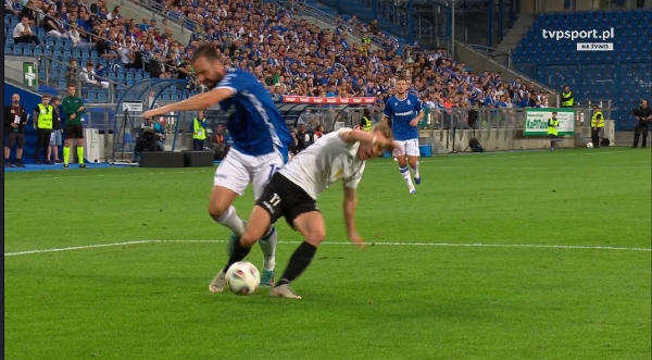 Starcie w polu karnym