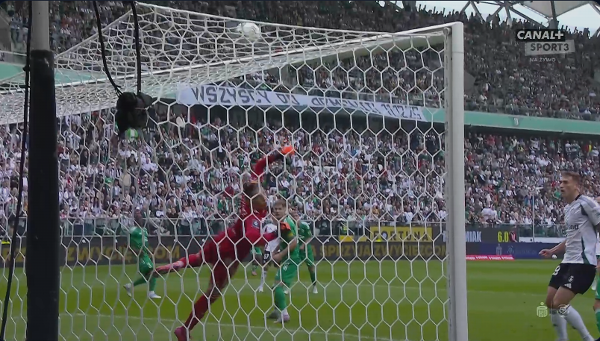 Niecelny strzał Bartosza Kapustki