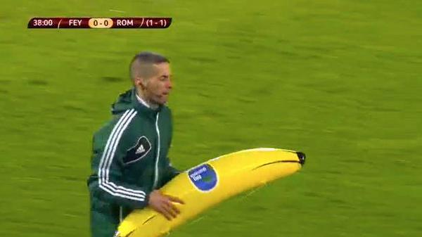 Banan rzucony w stronę Gervinho