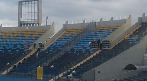 Na razie kibice Pogoni czekają przed stadionem i nie zajęli miejsca na trybunie