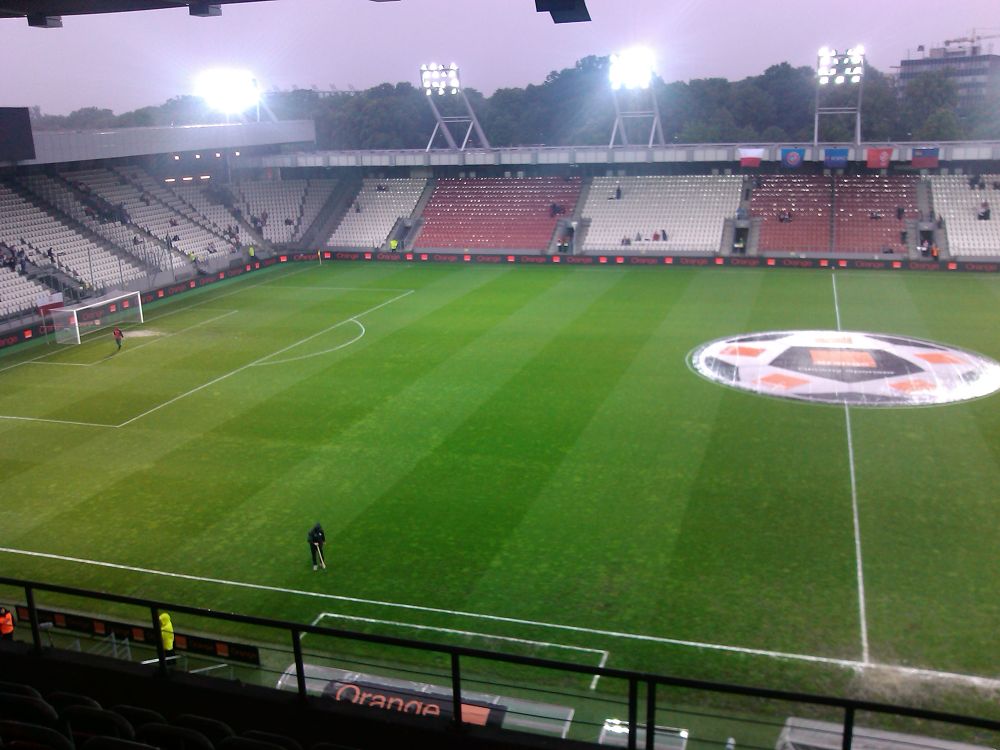 Murawa na stadionie Cracovii przed meczem Polska - Liechtenstein jest mocno nasiąknięta