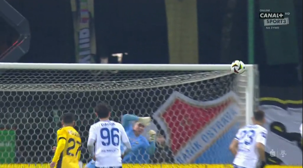 Poprzeczka po strzale Oskara Repki