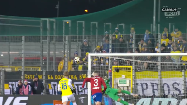 Słupek po strzale Iviego Lopeza