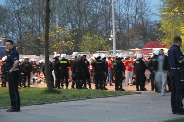 Kibice Widzewa pod stadionem Wisły