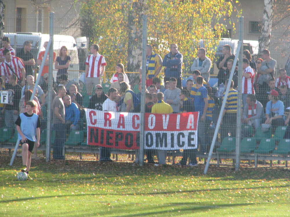 Flaga "Cracovia Niepołomice" zawieszona przez kibiców gości, wspieranych przez fanów Cracovii.