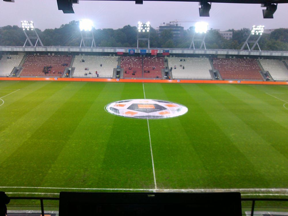 Murawa na stadionie Cracovii przed meczem Polska - Liechtenstein jest mocno nasiąknięta