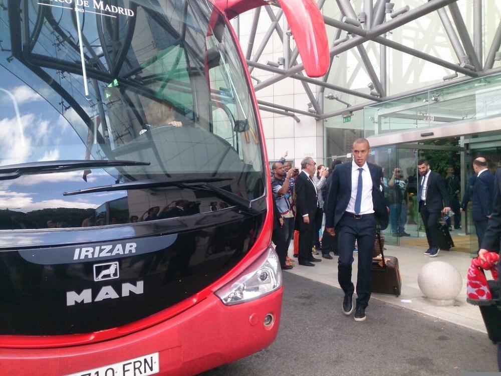 Miranda i Turan wsiadają do autobusu, który zawiezie ich na stadion, na którym rozegra się finał Ligi Mistrzów