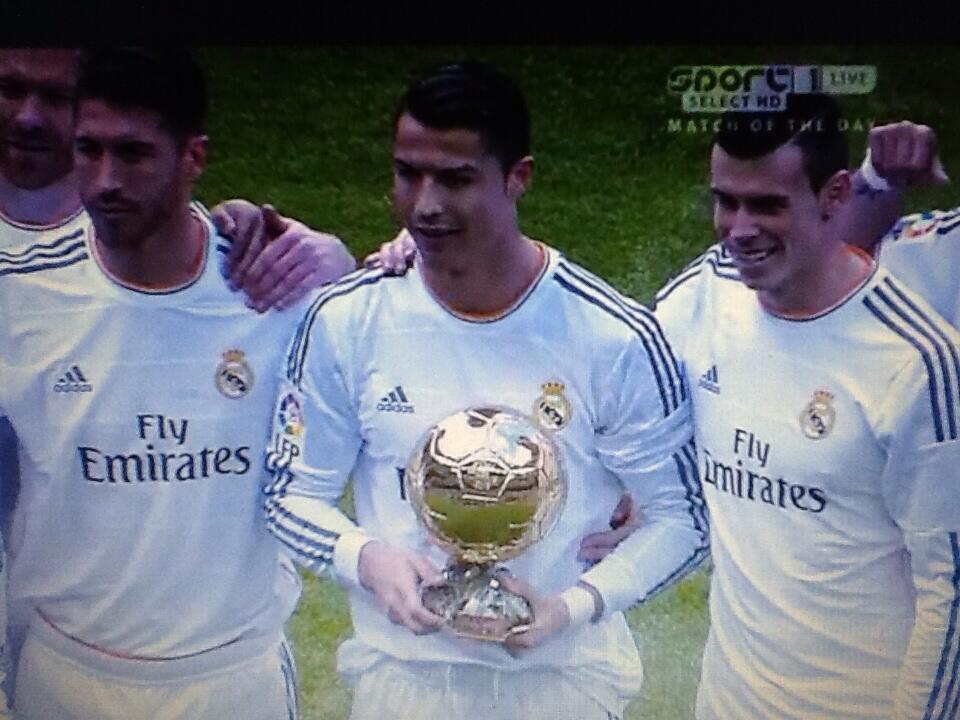 Cristiano Ronaldo prezentuje Złotą Piłkę przed meczem z Granadą.
