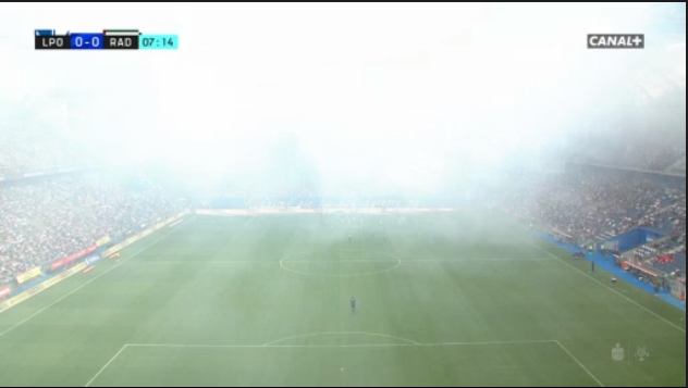 Gęsty dym nad stadionem