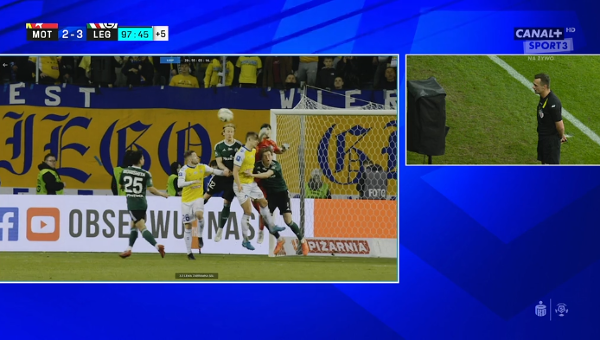 Jarosław Przybył przy monitorze VAR