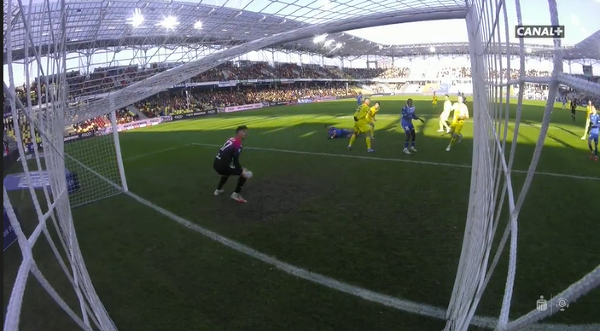 Poprzeczka po strzale Samuela Mraza