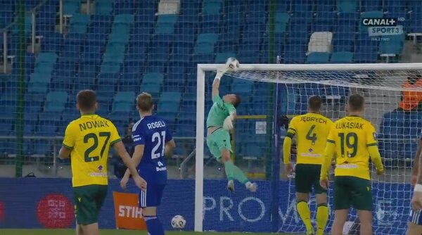 Go za kołnierz do szatni