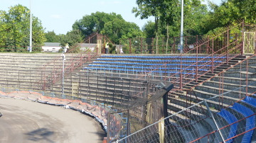 Sektor kibiców gości na stadionie przy Al. Zygmuntowskich świeci dziś pustkami. 