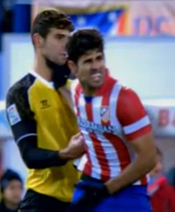 Diego Costa w nieczystej walce z Fazio.