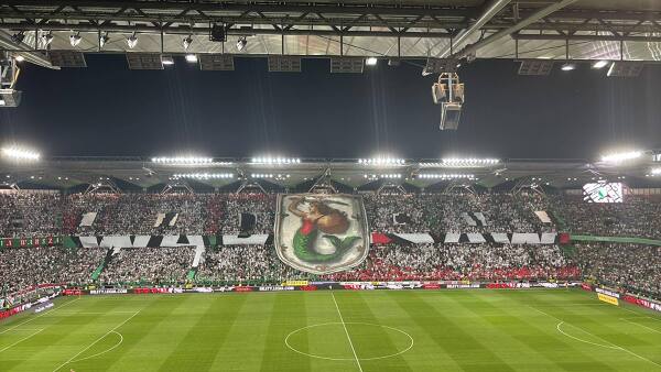 Kibice Legii z oprawą. Nie mogło być inaczej: symbol Warszawy - warszawska syrenka