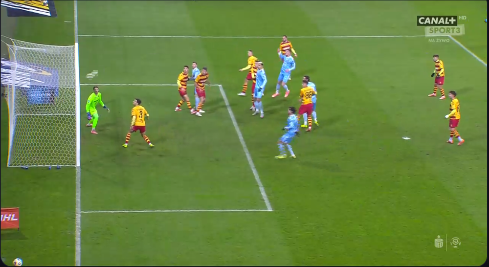 Poprzeczka po strzale Karola Czubaka