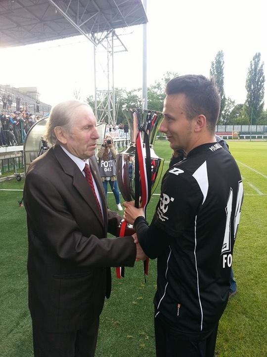 Aleksander Fogler odbiera puchar od honorowego prezesa Polonii Jerzego Piekarzewskiego za awans do III ligi
