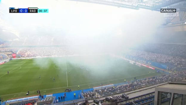Gęsty dym nad stadionem