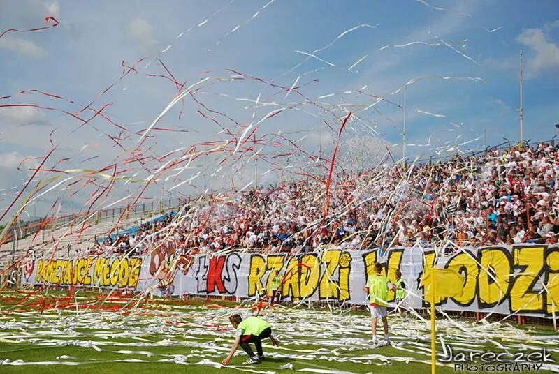 Kibice Łódzkiego Klubu Sportowego zorganizowali na osiedlach i na trybunach podczas meczu z LKS-em Mierzyn biało-czerwono-biały dzień dziecka.