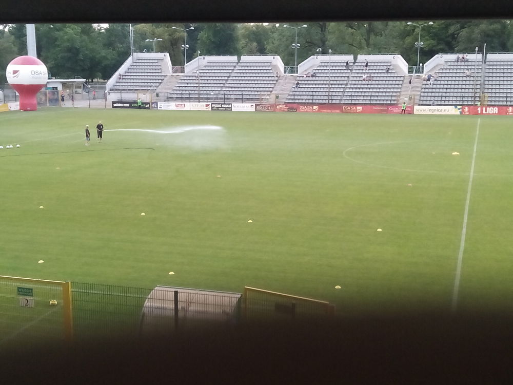 Stadion Miejski w Legnicy na godzinę przed meczem z Dolcanem.