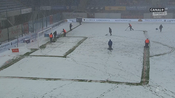 Mecz śnieżnej piłki nożnej w Gliwicach.