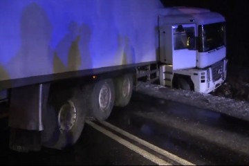 Wypadek w Pabianicach. Kierowca tira stracił panowanie na śliskiej drodze